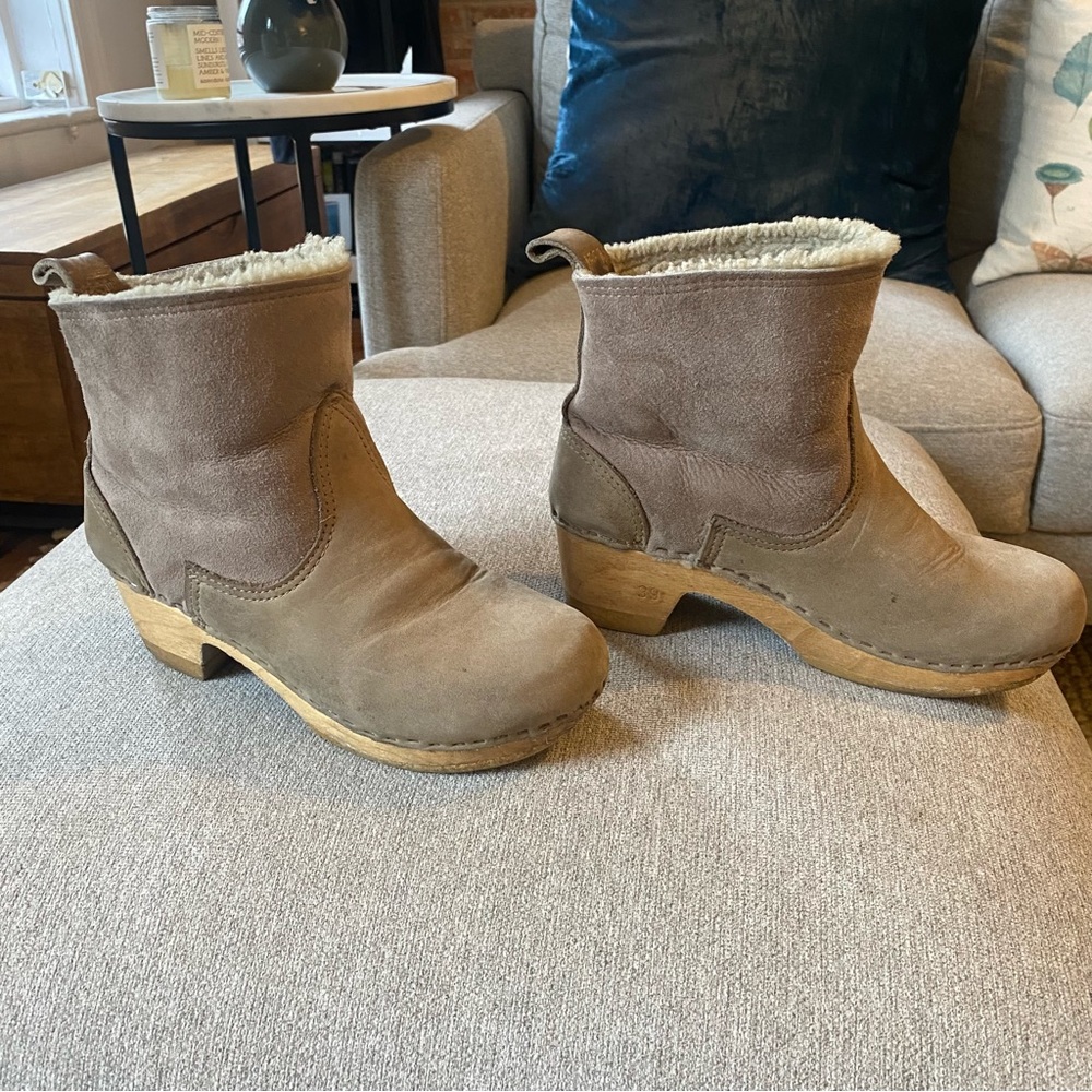 No. 6 Shearling lined boots, Size 39. Well-loved but in good used condition. - Picture 6 of 6
